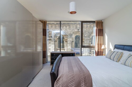 Custom House Square: Cathedral Quarter