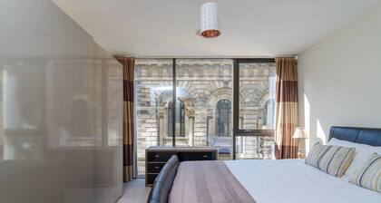 Custom House Square: Cathedral Quarter