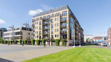 Vista frontal de la propiedad