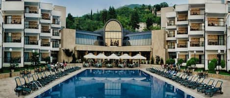 Una piscina al aire libre