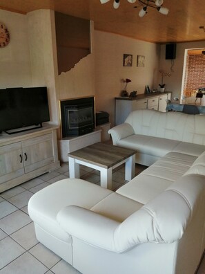 Fernseher, Videospiele, DVD-Player, Tischfußball