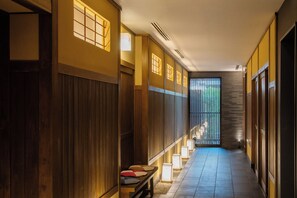 A hallway with wooden paneling and traditional-style windows. - Homm Stay Nagi Shijo Kyoto By Banyan Group (Kyoto)