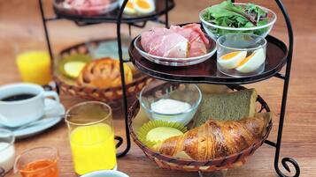 Daily cooked-to-order breakfast (JPY 4500 per person)