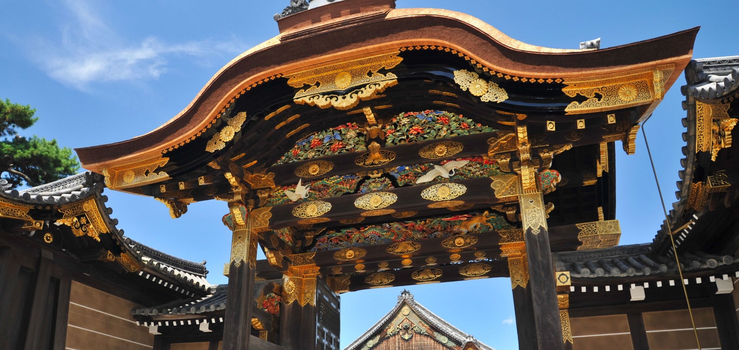 Eine traditionelle Architekturstruktur mit aufwendigen Schnitzereien und einem gestuften Dach.