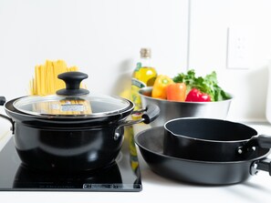 Fridge, microwave, stovetop, coffee/tea maker - MIMARU Kyoto Nijo Castle (Kyoto)