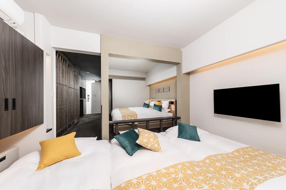 1 habitación, cubrecamas y caja de seguridad en la habitación
