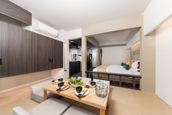 Duntäcken, värdeförvaringsskåp på rummet, skrivbord och gratis wi-fi