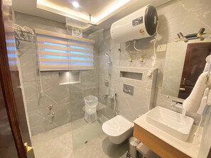 Deluxe Room | Bathroom | Shower, rainfall showerhead, free toiletries, hair dryer