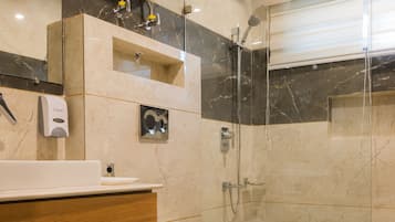 Phòng Deluxe | Phòng tắm | Buồng tắm vòi sen, vòi sen phun mưa, đồ dùng nhà tắm miễn phí