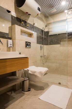 Deluxe Room | Bathroom | Shower, rainfall showerhead, free toiletries, hair dryer - Hotel Abshar (Anantnag)