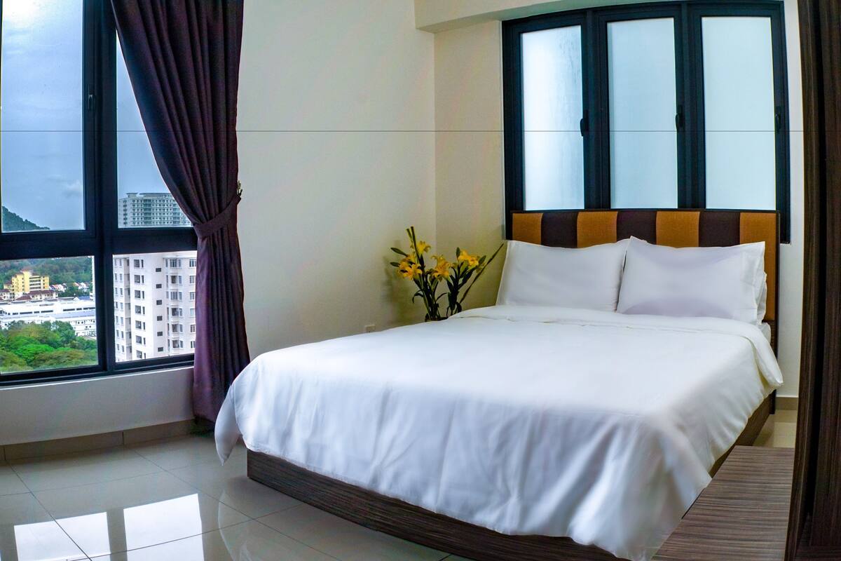 3 bedrooms, premium bedding, desk, iron/ironing board