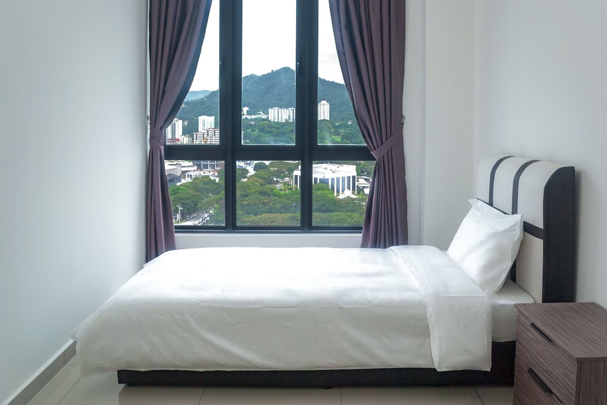 3 bedrooms, premium bedding, desk, iron/ironing board