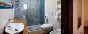 Superior Double Room, Annex Building (Luna Blu) | Bilik Mandi | Pancuran mandi, kelengkapan dandanan diri percuma, pengering rambut 