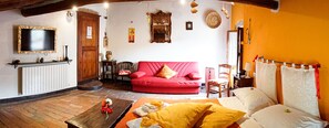 Superior Room, City View (Yakamoz) | Dihias secara berasingan, dilengkapkan perabot secara berasingan, meja 