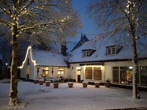 Front of property - evening/night - Bergen1928 (Bergen)