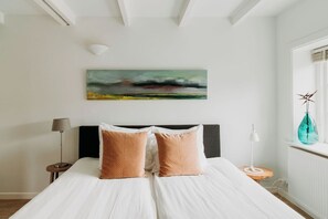 Premium bedding, soundproofing, iron/ironing board, free WiFi