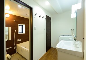 Shiki Homes | KURUMI 胡桃 | バスルーム | シャワー付き浴槽、ヘアドライヤー、スリッパ、洗浄機付トイレ