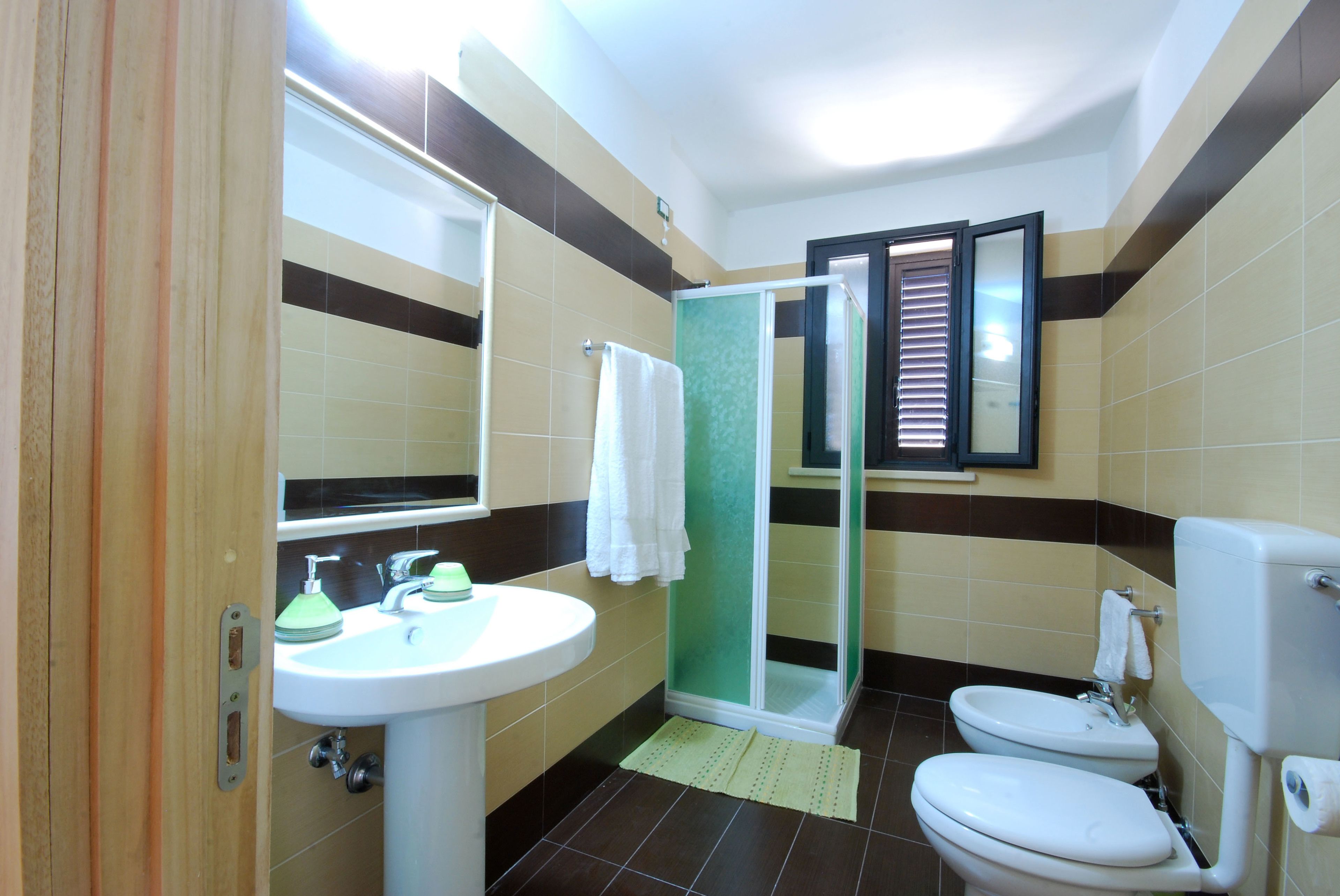 Economy-Apartment, 2 Schlafzimmer, eigenes Bad | Badezimmer | Dusche, Regendusche, kostenlose Toilettenartikel, Haartrockner