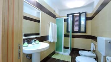 Economy-Apartment, 2 Schlafzimmer, eigenes Bad | Badezimmer | Dusche, Regendusche, kostenlose Toilettenartikel, Haartrockner