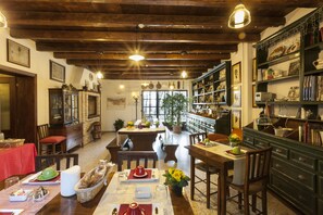 Bao gồm bữa sáng buffet hàng ngày 