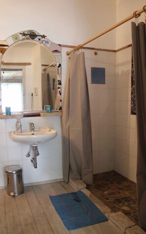 Ducha, artículos de tocador gratuitos, secador de pelo, toallas