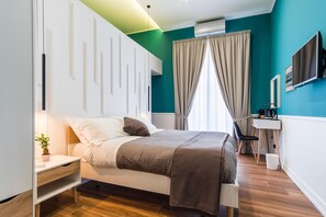 Bộ đồ giường cao cấp, minibar, trang trí khác biệt, bàn 
