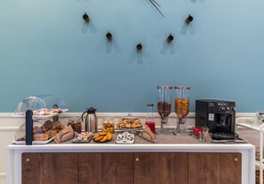 朝食 (コンチネンタル ブレックファスト)、毎日提供 (無料)