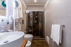 Pancuran mandi, pengering rambut, jubah mandi, bidet 