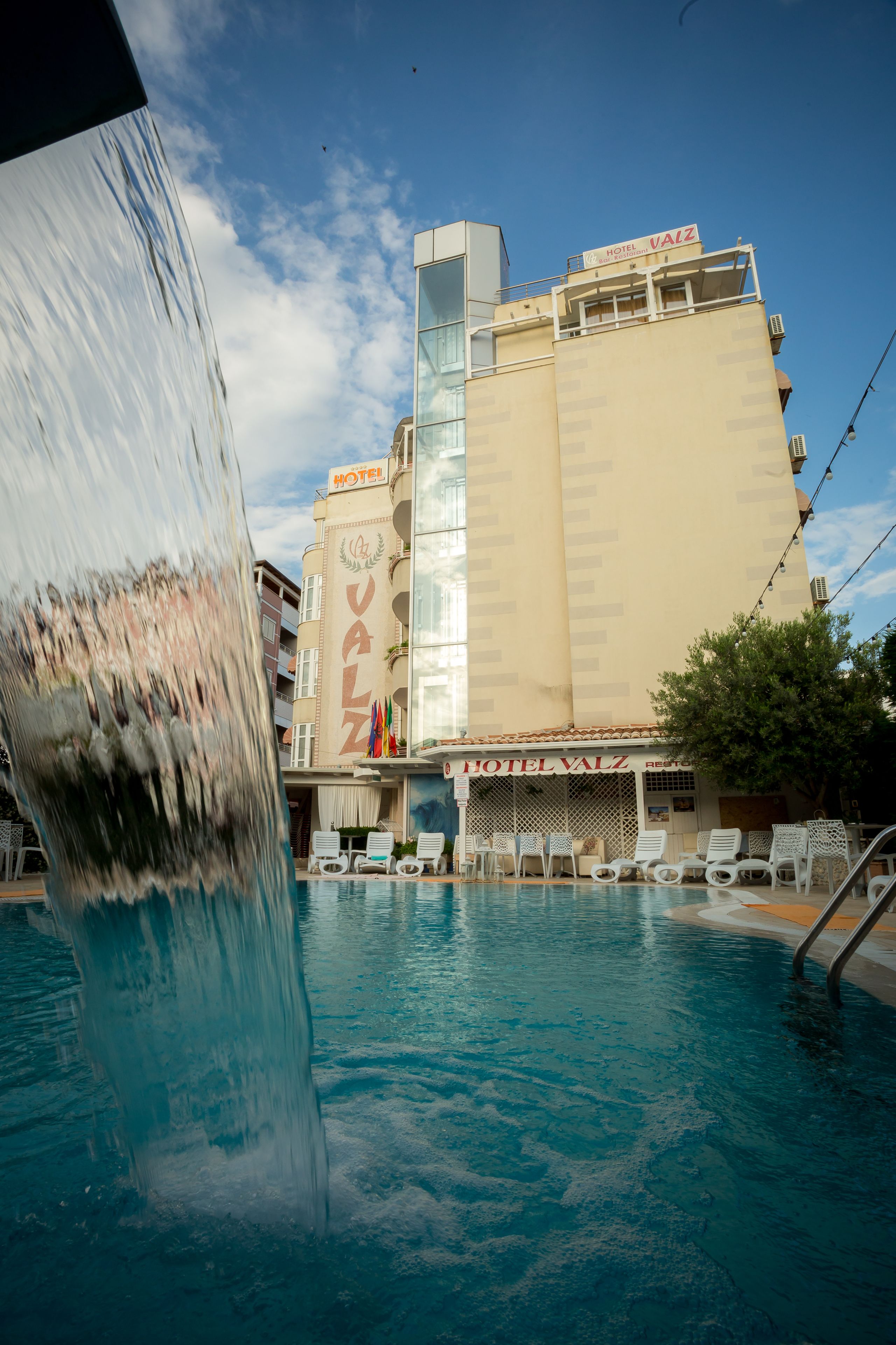 季节性开放的室外游泳池