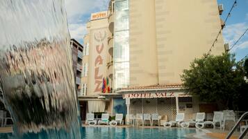 Een seizoensgebonden buitenzwembad