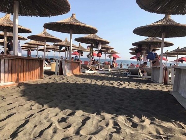 Privat strand i nærheten, hvit sand og buss til stranden (inkludert)