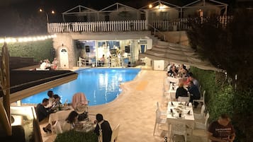 Bar junto a la piscina