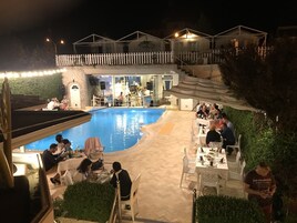 Bar junto a la piscina