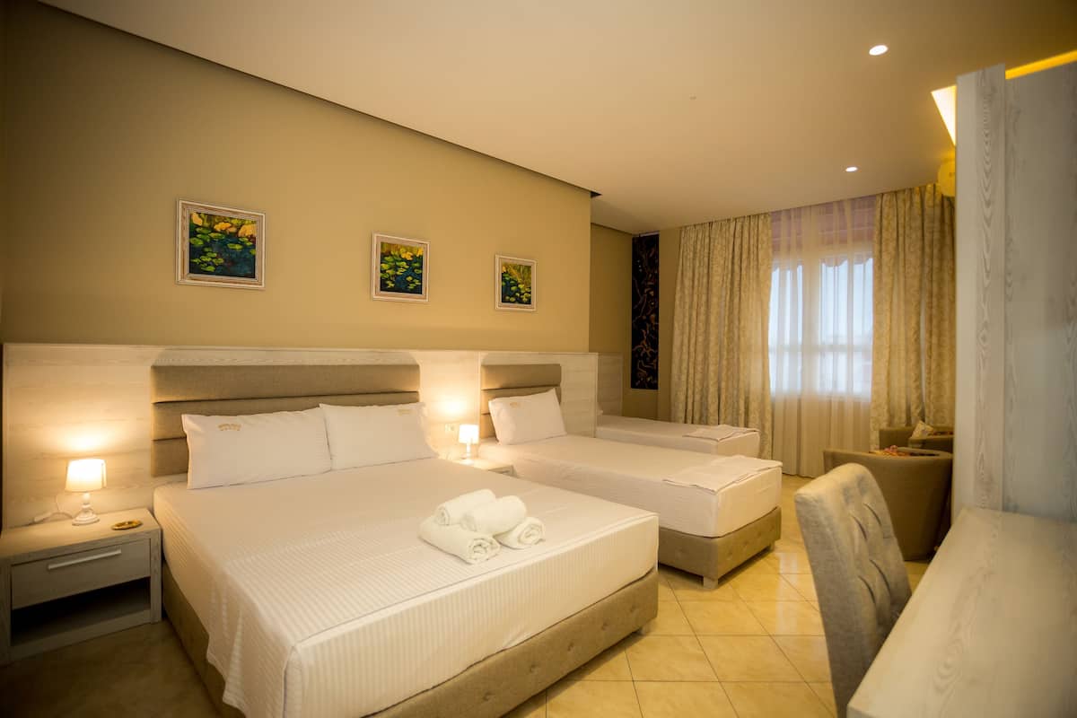 Ropa de cama de alta calidad, minibar y escritorio