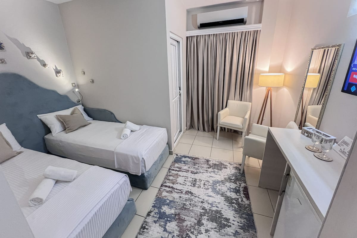 Ropa de cama de alta calidad, minibar y escritorio