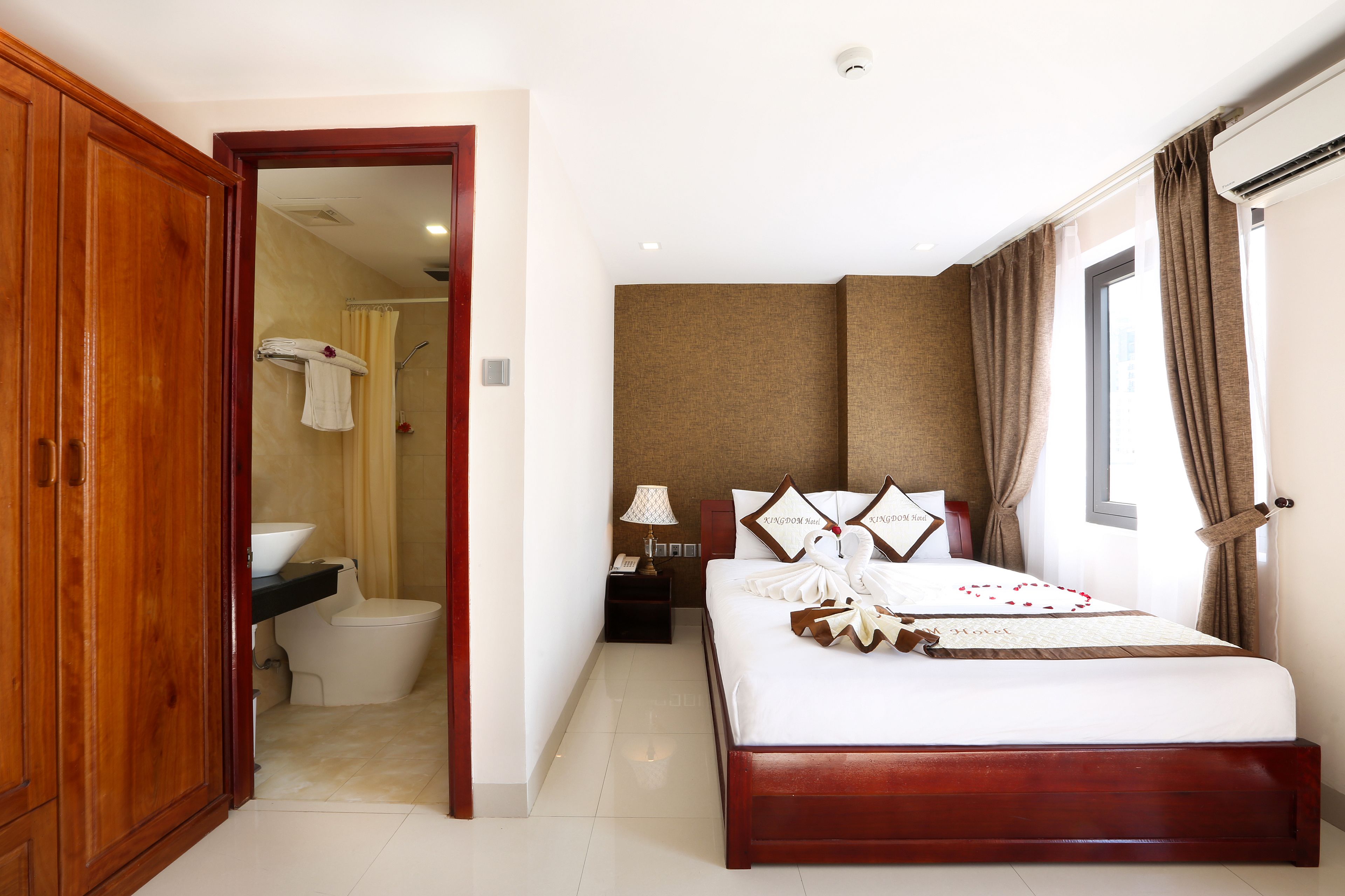deluxe room, 1 queen bed | minibar, desk, soundproofing, free wifi