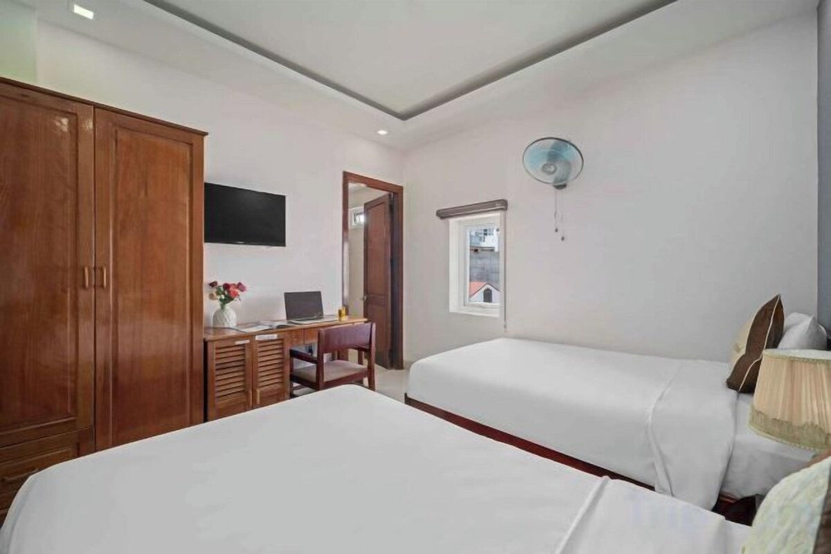 Minibar, desk, soundproofing, WiFi (free)