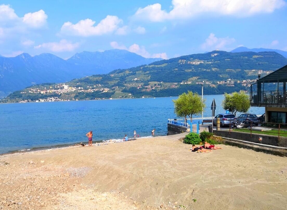 Playa en los alrededores, camastros y toallas de playa 