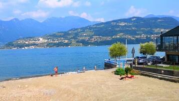 Beach nearby, sun-loungers, beach towels