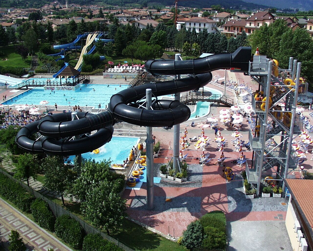 Un parc aquatique doté de plusieurs toboggans et d’une piscine.