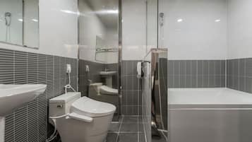 Chambre Deluxe | Salle de bain | Articles de toilette gratuits, sèche-cheveux, peignoirs, chaussons