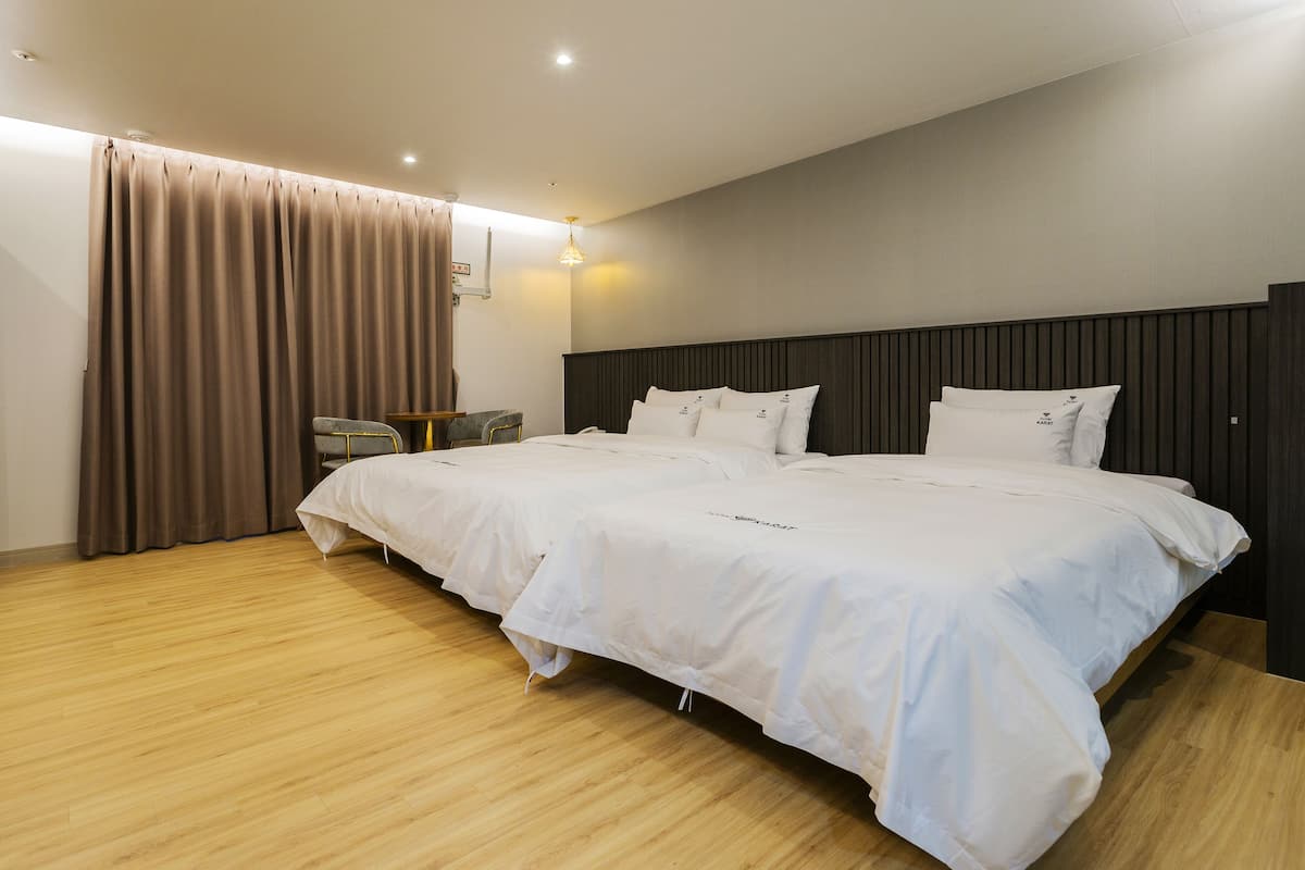 Kamar Twin, Beberapa Tempat Tidur, pemandangan kota | Seprai premium, busa memori, tirai kedap cahaya, dan kedap suara