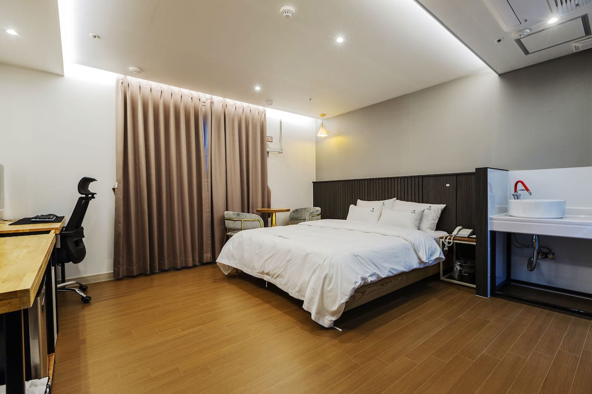 Kamar Standar | Seprai premium, busa memori, tirai kedap cahaya, dan kedap suara