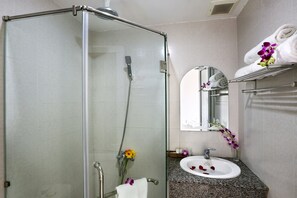 Shower, free toiletries, hair dryer, slippers - Hilary Hotel (Da Nang)