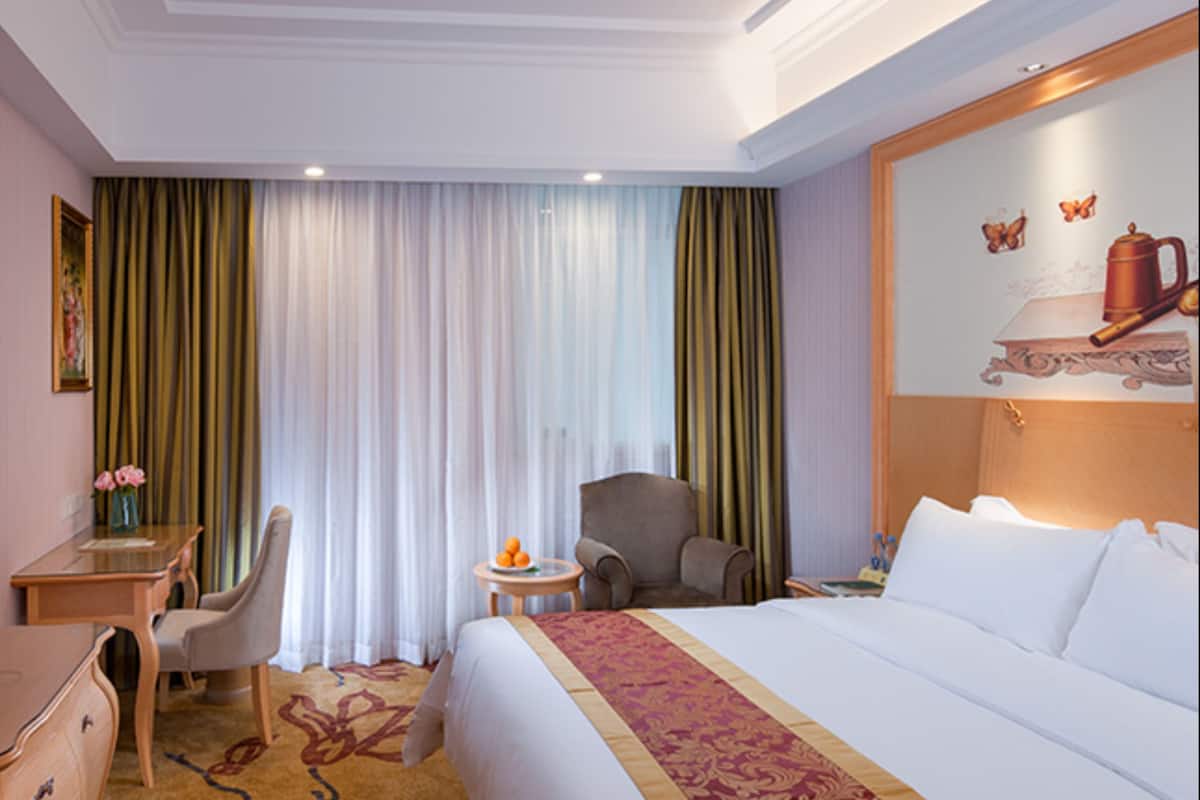 Superior Double or Twin Room | Minibar, in-room safe, desk, blackout drapes