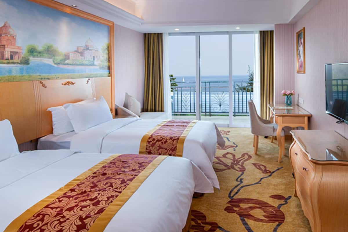 Executive Double or Twin Room | Minibar, in-room safe, desk, blackout drapes
