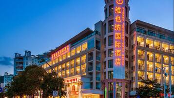 Fachada de la propiedad por la tarde o noche