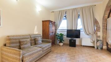 Klassieke vierpersoonskamer | Woonruimte | Een flatscreentelevisie