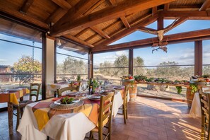 Desayuno buffet (EUR 6.00 por persona) 