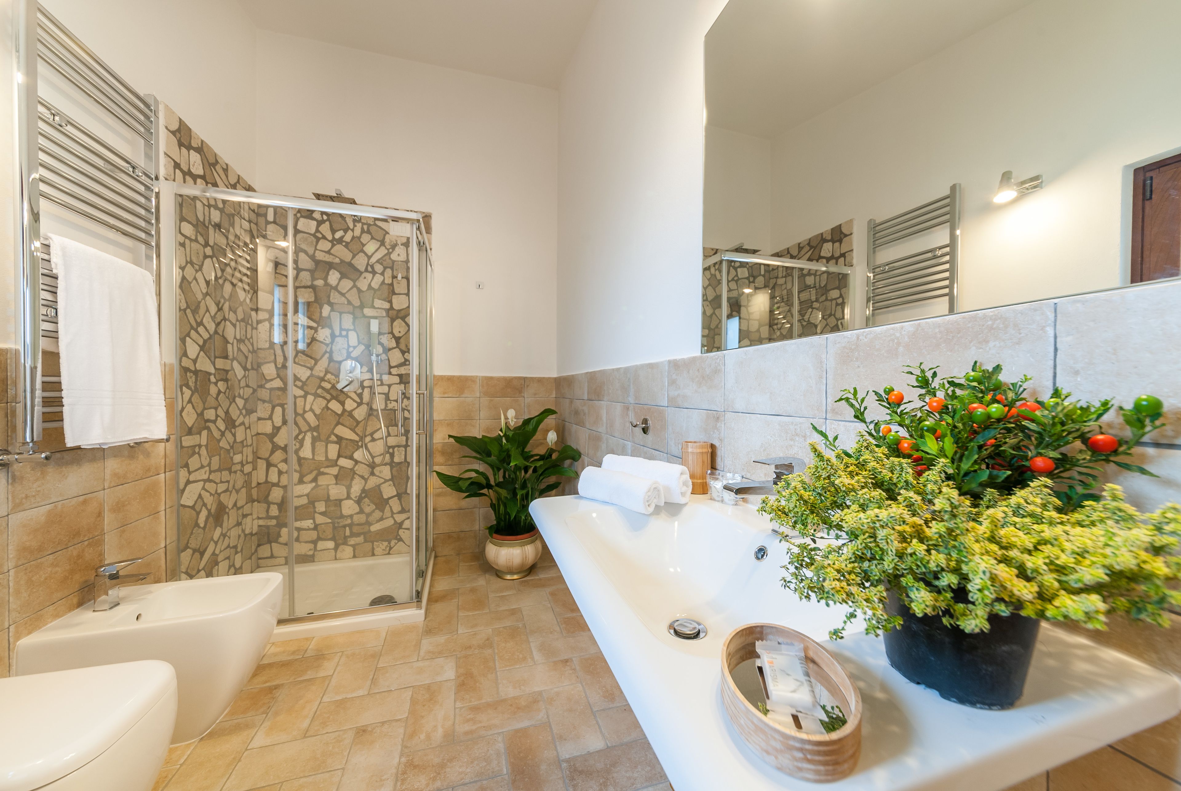 Un baño moderno con ducha, dos lavamanos y bañera.